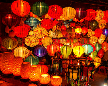 在越南的节日之夜, 不计其数的东方灯具亮起。在会安满月庆典期间, 美丽的五颜六色的灯笼. 众多传统灯光的田园诗般的镜头