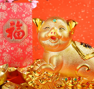 猪年摄影照片_2019年是猪年，金猪银行有红色背景，书法翻译：好祝福储蓄和财富.