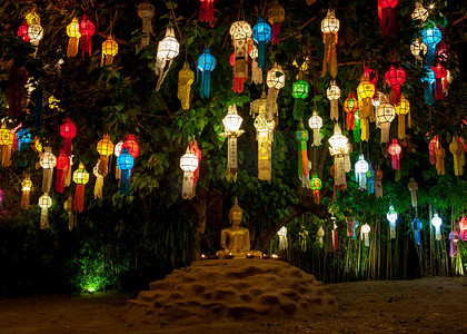 彩色灯笼以上佛像在灯节在泰国开始的埃灯节