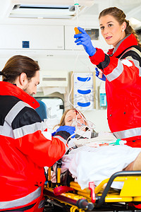 救护车与输液帮助受伤的女人