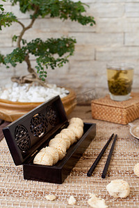 box摄影照片_Traditional asian sesame cookies in a wooden box, green tea