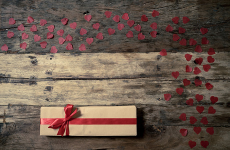 美丽的情人节组成的礼物和红色的心在复古风格的木桌背景在快乐情人节卡片婚礼装饰母亲和父亲天和爱庆祝概念.