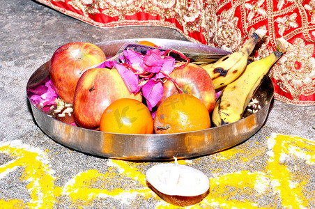婚礼仪式前印度婚礼 pooja (火) 的祈祷和敬拜项目.