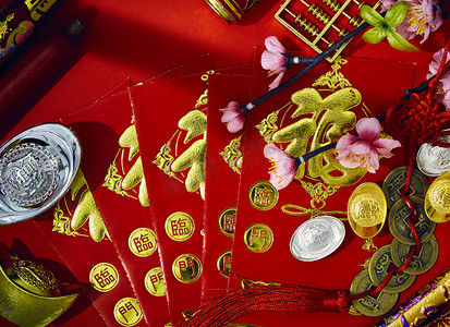 梅花红色的信封和红色的布袋, 中国恋物癖 (外国信息意味着祝福) 红纸, 中国新年装饰