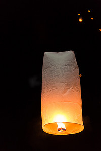节节摄影照片_Thaila 南灯节节期间的漂浮天空灯笼