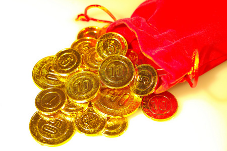 交易钱袋子摄影照片_从分散的红色袋子堆金币