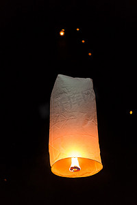 Thaila 南灯节节期间的漂浮天空灯笼