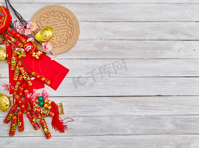 2019年春节或农历新年装饰在白色木制背景。文本空间图像。字符