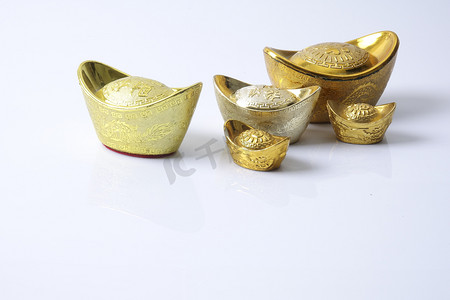 春节装饰品, 金锭被隔离在白色。汉字意味着运气、财富和繁荣.