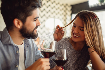 2018周年摄影照片_在庆祝情人节或周年纪念日时喝红酒的一对美丽浪漫情侣特写.