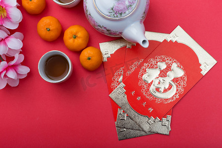 三月三节日摄影照片_中国新年节日装饰与橙色的花和包红色的主题-汉字意味着幸福, 好运, 伟大的利润