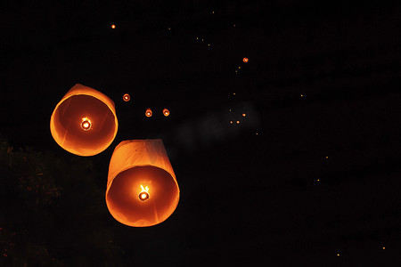 泰国的洛伊克拉通节在夜空中飘扬.