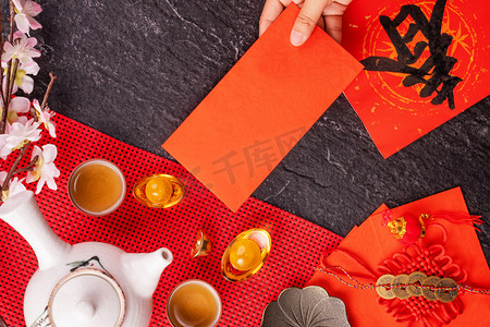 中国农历新年的设计理念- -妇女持仓，送红包（红包，红包）以换取好运，顶视图，平铺，头顶上方。