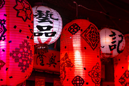 灯笼挂在房前，上面有传统的中国图案和文字，意谓着房子上的艺术品.