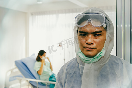 在医院的看守所里，一位长期戴口罩、面容疲惫、身上有伤疤的男医生正在照料感染科沃德-19型流感的女病人.
