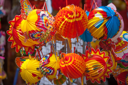2020年摄影照片_河内/越南- 2020年9月1日：传统市场出售五彩缤纷、形状各异的灯笼、狮头、鼓......市集设于河内旧城区.