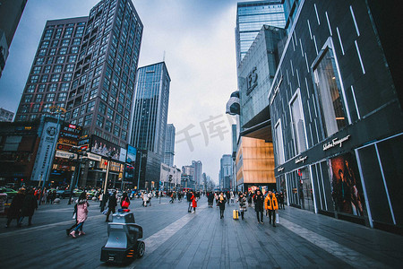 电子的摄影照片_2019年1月10日, 在中国西南四川省成都市中心的成都国际金融广场 (ifs) 巡逻的智能安全机器人.