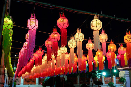 五彩缤纷的节日灯笼挂在街上.