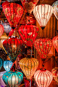 传统五彩缤纷的灯笼在惠安古城的旧街上散发出光芒- -联合国教科文组织世界遗产。2019年的越南.