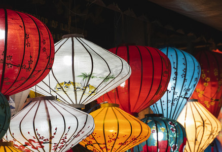 越南海安夜市装饰精美，灯火通明.