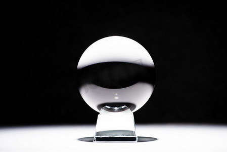 白底展板摄影照片_黑底白色表面上的水晶球