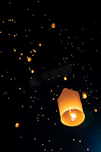节日灯笼摄影照片_乐克宏和易鹏在夜间在天空中发布纸灯笼