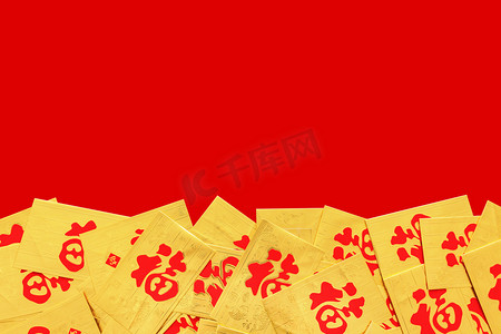 中国新年的概念。红色背景,顶部视图的金信封(黄宝)