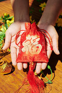 为假期准备的装有中国新年刺绣花边的小包
