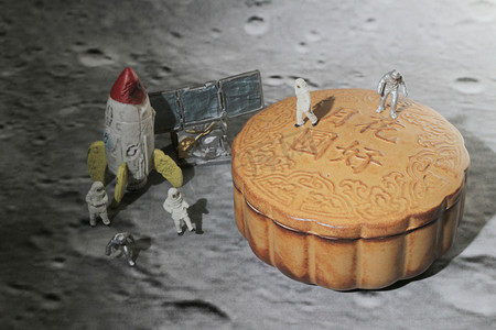 月饼上摄影照片_太空人走在月饼上的乐趣