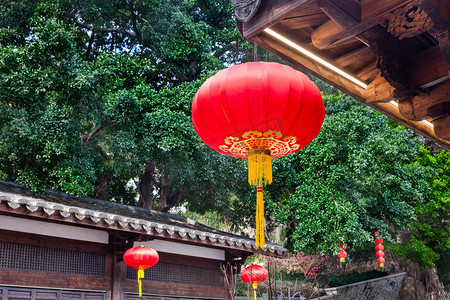 佳节灯笼摄影照片_在福建省福州的一个公园、三条车道和七条小巷，美丽的红色中国灯笼挂在中国传统木结构的屋檐上，装饰着中国节庆佳节