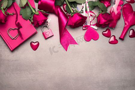 粉红情人节边界与问候工具玫瑰，心脏，圈圈和气球，顶部视图