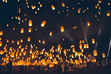 洛伊克拉通节,泰国新年晚会与浮动灯笼释放在夜空