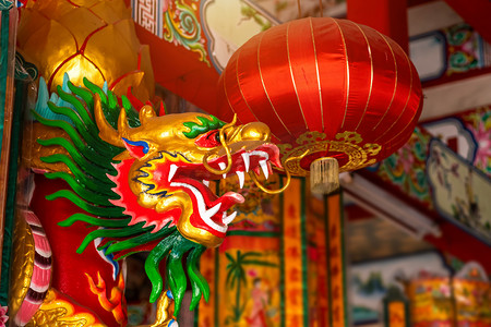美丽的中国龙和红灯笼在寺庙的中国