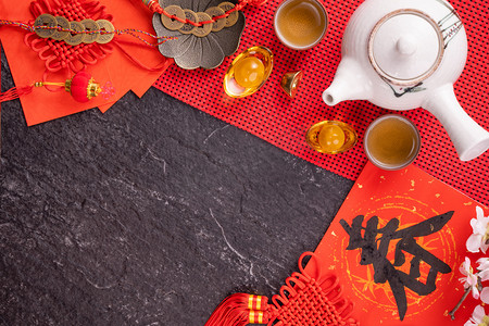 钱红包摄影照片_中国农历新年的设计理念-节庆配件，红包（红包，红包），顶视图，平铺，头顶上方。