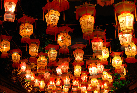 中国四川省成都。享受五侯庙灯节.当地居民头顶着五彩缤纷的中国灯笼走过公园，庆祝中国的新年.