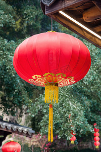 在福建省福州的一个公园里，中国传统老式木结构的屋檐上挂着美丽的红灯笼，装饰着中国节庆佳节