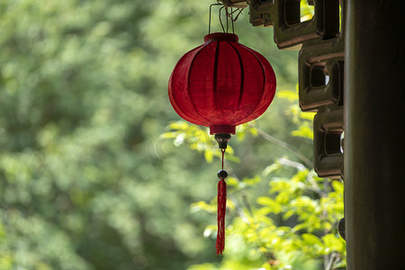 在越南丹阳大街上，中国的新年红灯笼被关上了