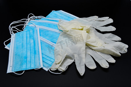 由于科维德危机，蓝色防护面具和白色一次性手套供应不足