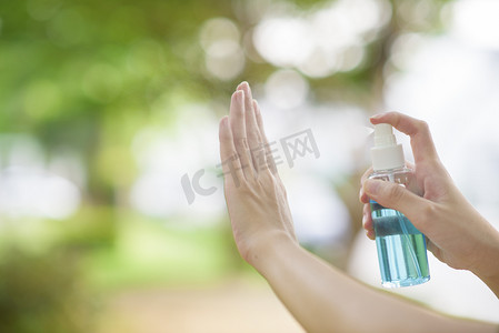 用酒精清洁剂在户外喷洒，保持手感 