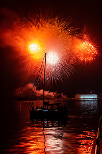 三月三节日摄影照片_海上夜间烟火的特写照片。节日的烟火。背景.