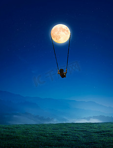 月亮云彩摄影照片_在月亮的形式在秋千上的小女孩