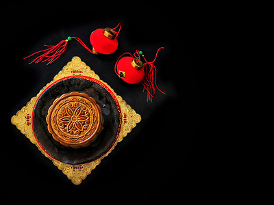 节日月饼中国甜点在黑色背景