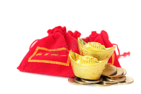 疯抢代金券摄影照片_中国古代金锭、金币、白色背景的中国幸运红包、中国新年装饰品