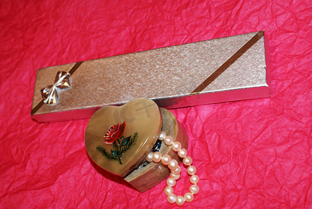 box摄影照片_Gift, box and box with pearls, jewelry storage.