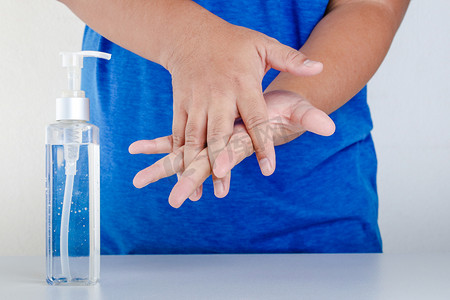拍手掌摄影照片_用酒精洗手放入手掌，在手掌上揉搓。手背和手指头直到酒精蒸发，直到干涸。Coronavirus预防概念.