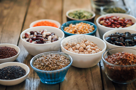 超好吃的 种子和豆类在乡村背景复制空间上的分类。 素食主义者.
