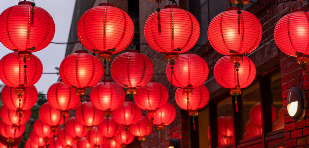中国农历新年摄影照片_美丽圆圆的红灯笼挂在古老的传统街道上，是中国农历新年的概念，关门了。 恶语相向意味着祝福.