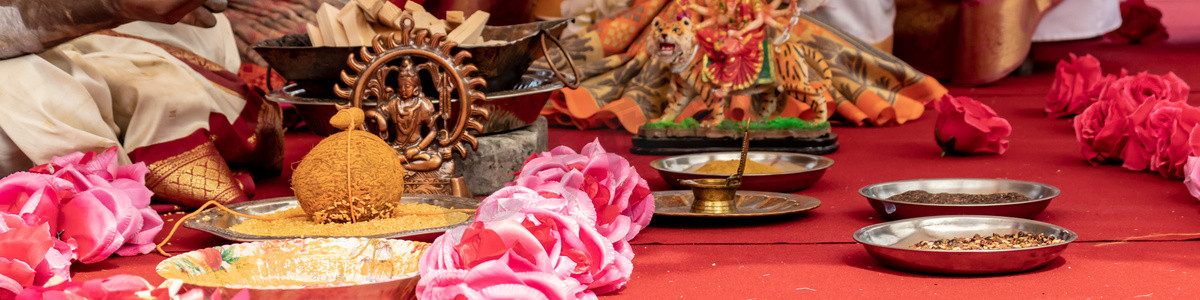 婚礼仪式，具有红花和红花属性的印度传统晚婚仪式.