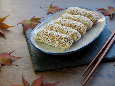 传统立秋摄影照片_韩国传统饼干 yugwa、Hangwa 和枫叶
