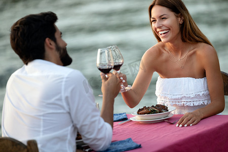 日落期间，情侣们将在热带海滩上举行私人晚宴。蜜月旅行的概念